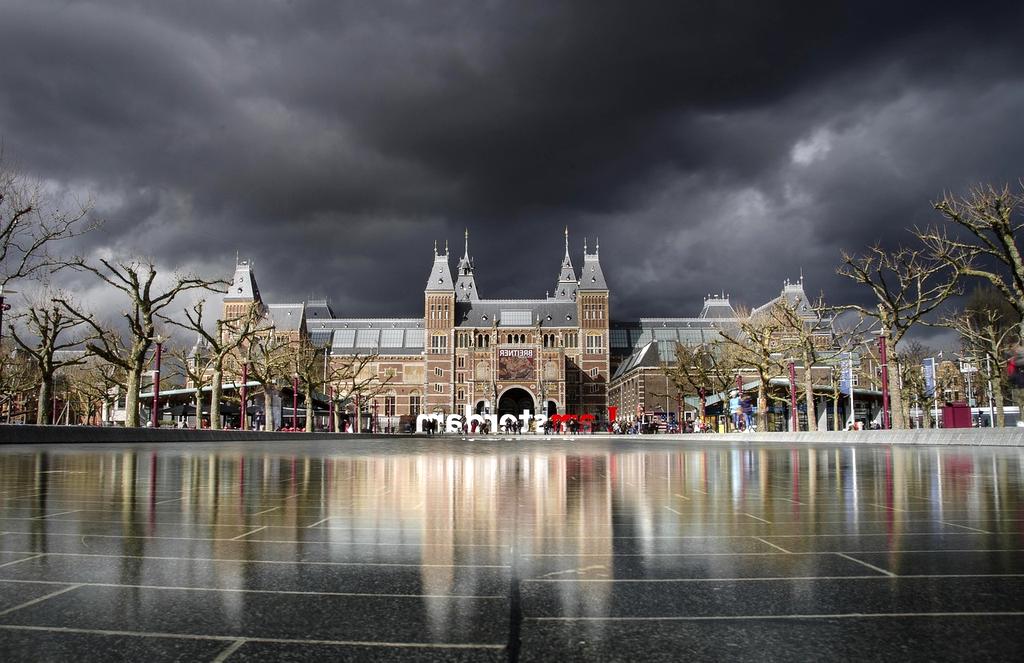 Smart mirror displaying real-time health metrics and environmental recommendations